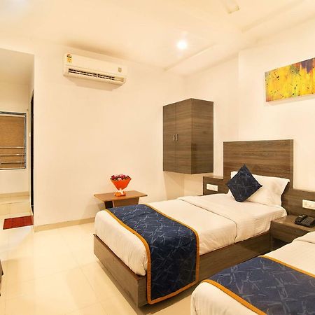 Hotel Sheetal Plaza สุรัต ภายนอก รูปภาพ