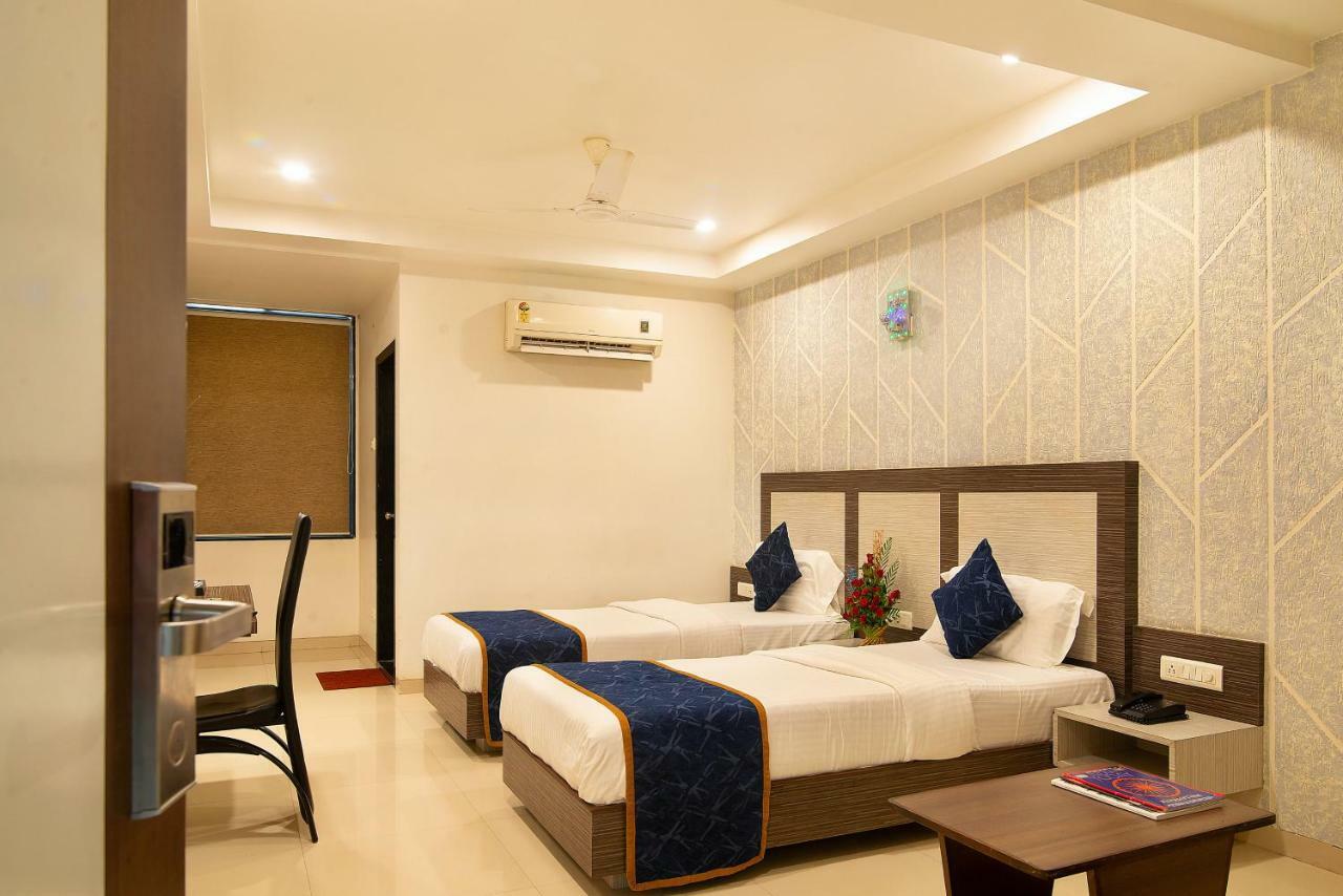 Hotel Sheetal Plaza สุรัต ภายนอก รูปภาพ