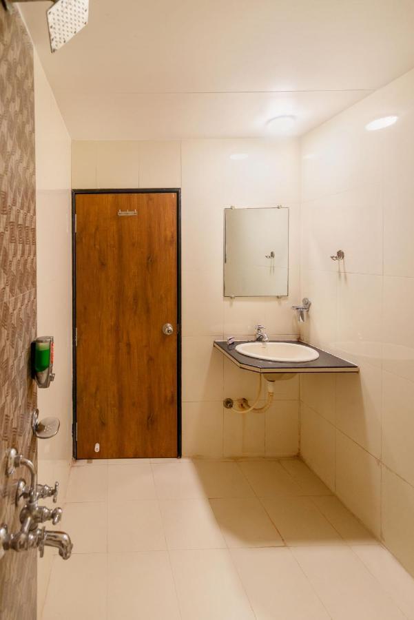 Hotel Sheetal Plaza สุรัต ภายนอก รูปภาพ